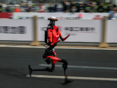 Robôs batem recordes humanos na meia maratona de Pequim The fastest humanoid robot, an H1made by Honor, runs beside human runners at the start on its way to winning the Beijing Humanoid Half Marathon.
