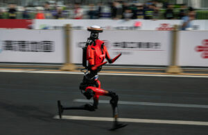 Robôs batem recordes humanos na meia maratona de Pequim The fastest humanoid robot, an H1made by Honor, runs beside human runners at the start on its way to winning the Beijing Humanoid Half Marathon.