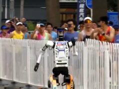 Robôs ultrapassam humanos em meia maratona Robôs ultrapassam humanos em meia maratona