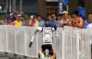 Robôs ultrapassam humanos em meia maratona Robôs ultrapassam humanos em meia maratona