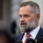 Roger Stone adverte que republicano faz Eric Swalwell 'parecer Madre Teresa'