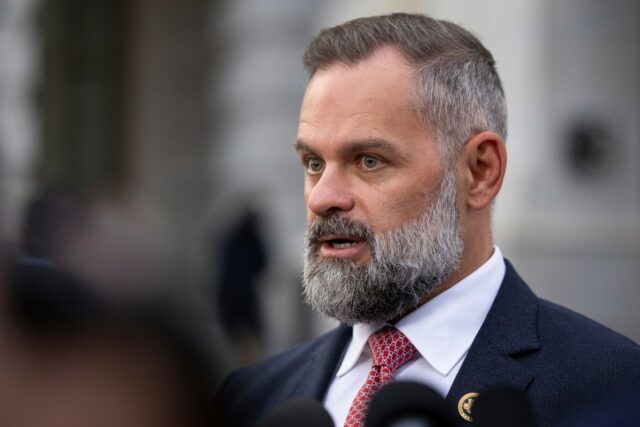 Roger Stone adverte que republicano faz Eric Swalwell 'parecer Madre Teresa'
