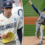 O arremessador do Los Angeles Dodgers, Roki Sasaki (11), entra no banco de reservas.
