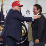 ARQUIVO - O governador da Flórida, Ron DeSantis, fala durante um evento público onde anunciou que assinaria um projeto de lei proibindo o uso de flúor em sistemas públicos de água, terça-feira, 6 de maio de 2025, em Miami. (Foto AP/Lynne Sladky, arquivo)