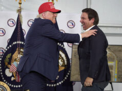 Ron DeSantis continua a patética busca para ser um mini-Trump ARQUIVO - O governador da Flórida, Ron DeSantis, fala durante um evento público onde anunciou que assinaria um projeto de lei proibindo o uso de flúor em sistemas públicos de água, terça-feira, 6 de maio de 2025, em Miami. (Foto AP/Lynne Sladky, arquivo)