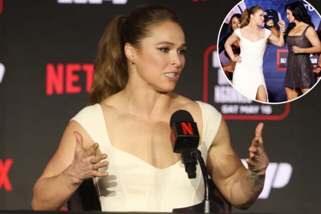 Ronda Rousey falando em entrevista coletiva com o logotipo da Netflix e detalhes do cartão de luta ao fundo.