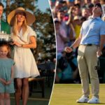 Rory McIlroy com sua esposa Erica Stoll e sua filha Poppy comemorando com sua jaqueta verde após vencer o Masters em 12 de abril de 2026.