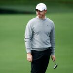 Rory McIlroy da Irlanda do Norte no buraco 12 durante uma rodada de treino