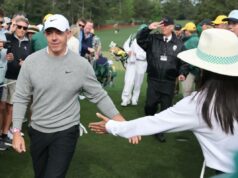 Rory McIlroy encontrou uma nova motivação para o Masters com o ‘peso’ do Grand Slam fora de seus ombros Rory McIlroy dá um tapa na mão de um patrono durante sua rodada de treinos no Masters em 7 de abril de 2026 no Augusta National.