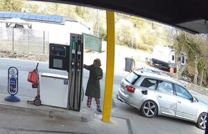 Roubo de combustível aumenta: a polícia divulga CCTV de uma mulher de pijama ‘abastecendo o carro antes de sair sem pagar’ em meio ao aumento dos preços da gasolina Uma mulher vestida de pijama foi supostamente vista roubando gasolina em um posto de gasolina no norte do País de Gales