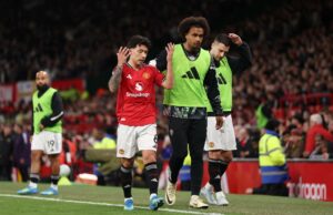 Roy Keane argumenta que ‘ambos os lados’ tiveram um caso durante o polêmico incidente entre Man Utd e Leeds enquanto ele dá seu veredicto Roy Keane argumenta que 'ambos os lados' tiveram um caso durante o polêmico incidente entre Man Utd e Leeds enquanto ele dá seu veredicto