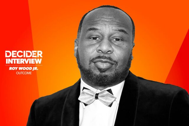 Roy Wood Jr. tentou enganar Keanu Reeves para que dissesse a palavra N no set de 'Outcome': “Ele é impermeável!”
