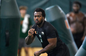 Rueben Bain, na borda de Miami, projetado entre os 10 melhores escolhidos do Draft da NFL, teria se envolvido em um acidente veicular mortal em 2024 Download app from appStore