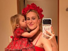 Rumer Willis compartilha vídeo sincero de seu filho amamentando, critica os críticos Rumer Willis compartilha vídeo sincero de seu filho amamentando, critica os críticos