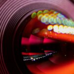 Rumores de câmera de iPhone de 200 MP se alinham com lançamento em 2028 | A foto mostra um close-up de uma lente de câmera