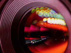 Rumores de câmera de 200 MP para iPhone se alinham com lançamento em 2028 Rumores de câmera de iPhone de 200 MP se alinham com lançamento em 2028 | A foto mostra um close-up de uma lente de câmera