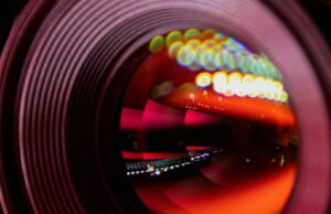 Rumores de câmera de 200 MP para iPhone se alinham com lançamento em 2028 Rumores de câmera de iPhone de 200 MP se alinham com lançamento em 2028 | A foto mostra um close-up de uma lente de câmera