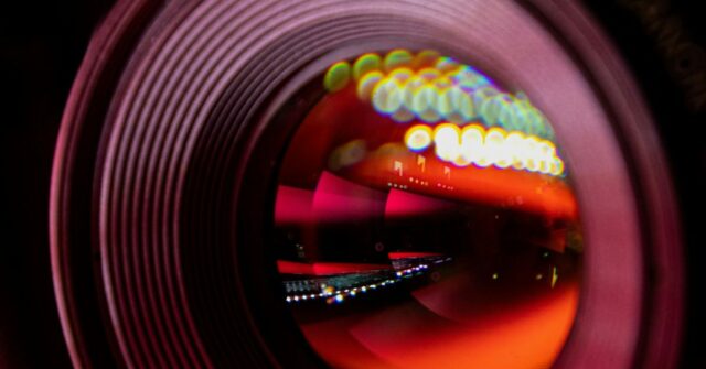 Rumores de câmera de iPhone de 200 MP se alinham com lançamento em 2028 | A foto mostra um close-up de uma lente de câmera