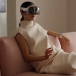 Rumores incompletos sugerem que os óculos Apple suportarão gestos manuais no estilo Vision Pro | A foto mostra uma mulher fazendo um gesto com a mão enquanto usa o Vision Pro