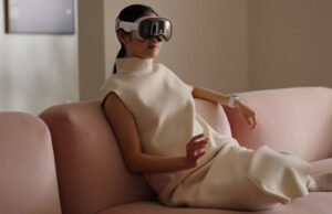 Rumores incompletos sugerem que os óculos Apple suportarão gestos manuais no estilo Vision Pro Rumores incompletos sugerem que os óculos Apple suportarão gestos manuais no estilo Vision Pro | A foto mostra uma mulher fazendo um gesto com a mão enquanto usa o Vision Pro