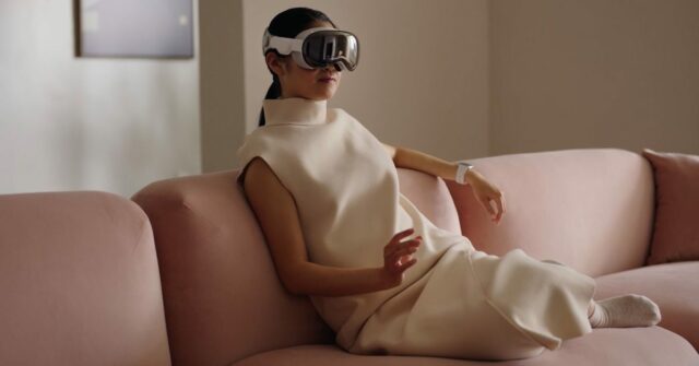 Rumores incompletos sugerem que os óculos Apple suportarão gestos manuais no estilo Vision Pro | A foto mostra uma mulher fazendo um gesto com a mão enquanto usa o Vision Pro