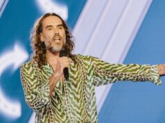Russell Brand admite ter feito sexo com 16 anos quando tinha 30 Reportagem Russell Brand discute sexo legal com jovem de 15 anos em clipe ressurgido