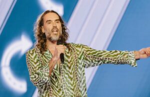 Russell Brand admite ter feito sexo com 16 anos quando tinha 30 Reportagem Russell Brand discute sexo legal com jovem de 15 anos em clipe ressurgido