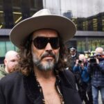 Russell Brand, aguardando julgamento por acusações de estupro e agressão sexual, admite ter feito sexo com uma garota de 16 anos nos anos 2000