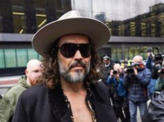 Russell Brand, aguardando julgamento por acusações de estupro e agressão sexual, admite ter feito sexo com uma garota de 16 anos nos anos 2000 Russell Brand, aguardando julgamento por acusações de estupro e agressão sexual, admite ter feito sexo com uma garota de 16 anos nos anos 2000