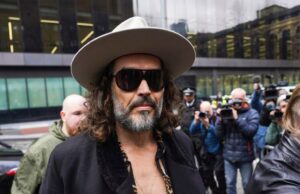 Russell Brand, aguardando julgamento por acusações de estupro e agressão sexual, admite ter feito sexo com uma garota de 16 anos nos anos 2000 Russell Brand, aguardando julgamento por acusações de estupro e agressão sexual, admite ter feito sexo com uma garota de 16 anos nos anos 2000