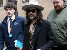 Russell Brand se esforça para encontrar uma passagem bíblica durante a entrevista com Piers Morgan Russell Brand já foi chamado de Diddy de muito intenso