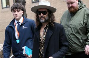 Russell Brand se esforça para encontrar uma passagem bíblica durante a entrevista com Piers Morgan Russell Brand já foi chamado de Diddy de muito intenso