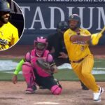 Russell Wilson rebateu uma bola rasteira para o Savannah Bananas no Yankee Stadium em 26 de abril de 2026.