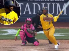 Russell Wilson faz aparição surpresa como batedor do Savannah Bananas no Yankee Stadium Russell Wilson rebateu uma bola rasteira para o Savannah Bananas no Yankee Stadium em 26 de abril de 2026.