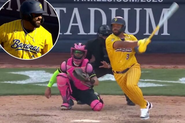 Russell Wilson rebateu uma bola rasteira para o Savannah Bananas no Yankee Stadium em 26 de abril de 2026.