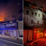 Um prédio em chamas com veículos de emergência na rua à noite em Kharkiv, Ucrânia.