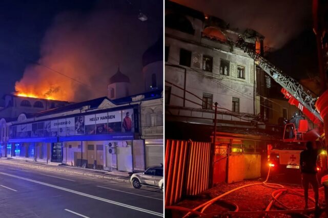 Um prédio em chamas com veículos de emergência na rua à noite em Kharkiv, Ucrânia.
