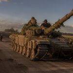 Nesta fotografia tirada e divulgada pelo Tribunal Distrital de Lininsky do serviço de imprensa da cidade de Kursk em 2 de abril de 2026, o ex-governador da região russa de Kursk Alexei Smirnov, que foi preso junto com seu ex-deputado sob suspeita de desvio de mais de US$ 12 milhões em fundos destinados à defesa da fronteira com a Ucrânia, está dentro da jaula de um réu durante a audiência em Kursk em 2 de abril de 2026. (Foto de Folheto / Tribunal Distrital de Lininsky do cidade de Kursk / AFP) / RESTRITO AO USO EDITORIAL - CRÉDITO OBRIGATÓRIO