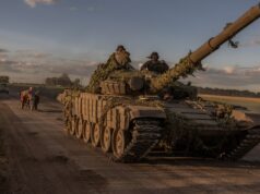 Rússia prende ex-governador de Kursk em investigação de corrupção ligada a incursão na Ucrânia Nesta fotografia tirada e divulgada pelo Tribunal Distrital de Lininsky do serviço de imprensa da cidade de Kursk em 2 de abril de 2026, o ex-governador da região russa de Kursk Alexei Smirnov, que foi preso junto com seu ex-deputado sob suspeita de desvio de mais de US$ 12 milhões em fundos destinados à defesa da fronteira com a Ucrânia, está dentro da jaula de um réu durante a audiência em Kursk em 2 de abril de 2026. (Foto de Folheto / Tribunal Distrital de Lininsky do cidade de Kursk / AFP) / RESTRITO AO USO EDITORIAL - CRÉDITO OBRIGATÓRIO