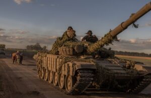 Rússia prende ex-governador de Kursk em investigação de corrupção ligada a incursão na Ucrânia Nesta fotografia tirada e divulgada pelo Tribunal Distrital de Lininsky do serviço de imprensa da cidade de Kursk em 2 de abril de 2026, o ex-governador da região russa de Kursk Alexei Smirnov, que foi preso junto com seu ex-deputado sob suspeita de desvio de mais de US$ 12 milhões em fundos destinados à defesa da fronteira com a Ucrânia, está dentro da jaula de um réu durante a audiência em Kursk em 2 de abril de 2026. (Foto de Folheto / Tribunal Distrital de Lininsky do cidade de Kursk / AFP) / RESTRITO AO USO EDITORIAL - CRÉDITO OBRIGATÓRIO