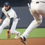 Ryan McMahon, que jogou sua primeira partida como shortstop em sua carreira, arremessa uma bola rasteira durante o primeiro turno da derrota dos Yankees por 3 a 2 para os A's em 8 de abril de 2026, no Stadium.