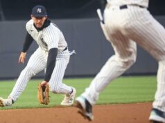 Ryan McMahon, dos Yankees, passa no teste de campo no primeiro jogo no shortstop enquanto os problemas da placa continuam Ryan McMahon, que jogou sua primeira partida como shortstop em sua carreira, arremessa uma bola rasteira durante o primeiro turno da derrota dos Yankees por 3 a 2 para os A's em 8 de abril de 2026, no Stadium.