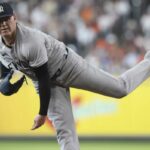 Ryan Weathers faz um arremesso durante a vitória dos Yankees por 8-3 sobre o Astros em 25 de abril de 2026 em Houston.