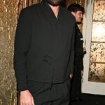 Rylan assiste a uma apresentação de Cabaret no Kit Kat Club em fevereiro - antes de seu último tratamento cosmético