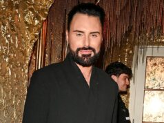 SARAH VINE: É extremamente óbvio, mas bastante estranho. Ao olhar para Rylan, Bobby Norris – até mesmo Clavicular – fico impressionado com esta ligação indizível… Rylan assiste a uma apresentação de Cabaret no Kit Kat Club em fevereiro - antes de seu último tratamento cosmético