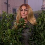 'SNL UK' Cold Open paródia a declaração de Epstein de Melania Trump e a controvérsia do Kanye West Wireless Fest com o jogo de 'Never Have I Ever'