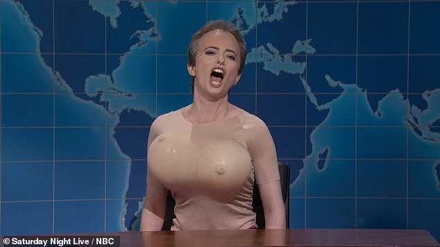 SNL ataca o marido de Kristi Noem e seus 'filhotes' Saturday Night Live zombou do marido de Kristi Noem depois que o Daily Mail revelou exclusivamente sua vida secreta como um travesti que usa seios falsos gigantescos