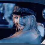 Sabrina Carpenter é a atração principal do Coachella, trazendo sucessos pop sensuais, o brilho da velha Hollywood e um monólogo bizarro de Susan Sarandon para o deserto