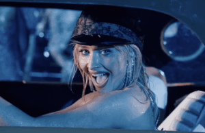 Sabrina Carpenter é a atração principal do Coachella, trazendo sucessos pop sensuais, o brilho da velha Hollywood e um monólogo bizarro de Susan Sarandon para o deserto Sabrina Carpenter é a atração principal do Coachella, trazendo sucessos pop sensuais, o brilho da velha Hollywood e um monólogo bizarro de Susan Sarandon para o deserto