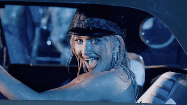 Sabrina Carpenter é a atração principal do Coachella, trazendo sucessos pop sensuais, o brilho da velha Hollywood e um monólogo bizarro de Susan Sarandon para o deserto
